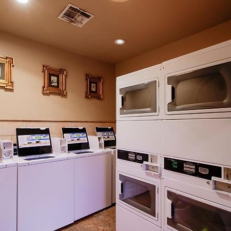 Oyo Pinewood Inn & Suites Silsbee Esterno foto