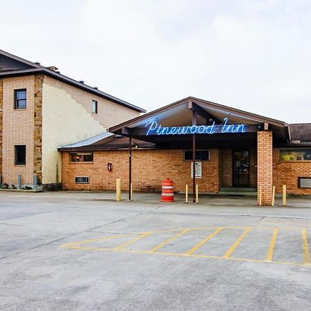 Oyo Pinewood Inn & Suites Silsbee Esterno foto
