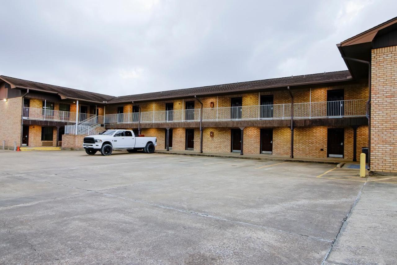 Oyo Pinewood Inn & Suites Silsbee Esterno foto