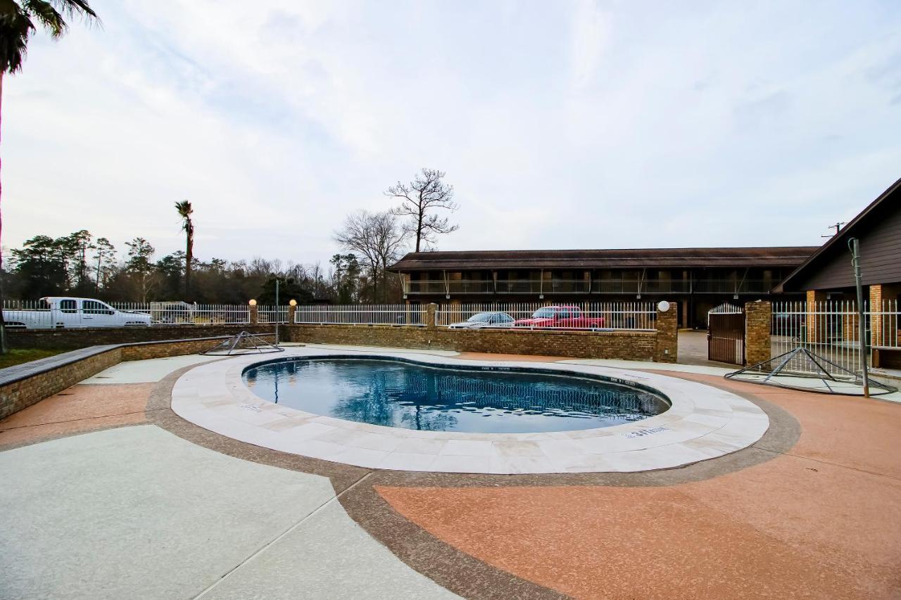 Oyo Pinewood Inn & Suites Silsbee Esterno foto