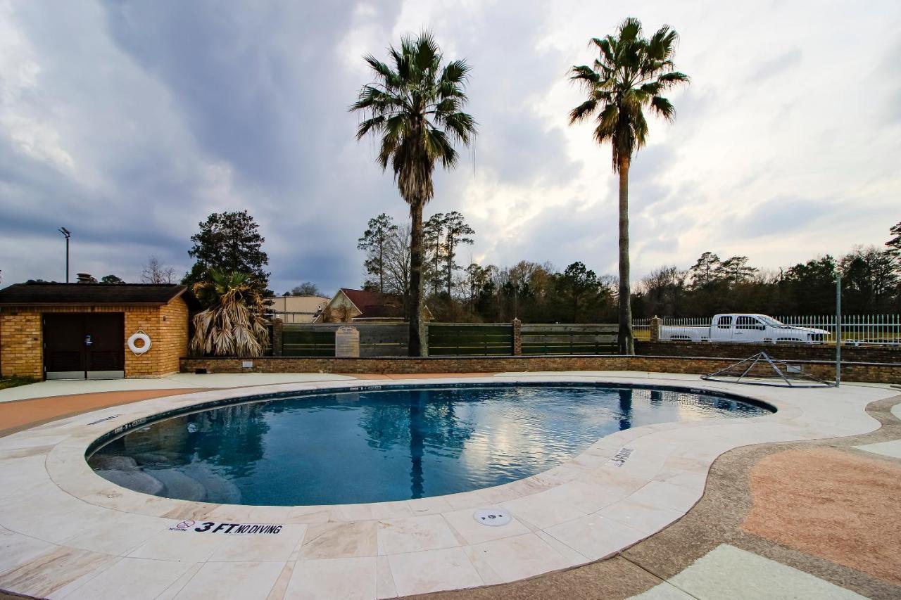 Oyo Pinewood Inn & Suites Silsbee Esterno foto