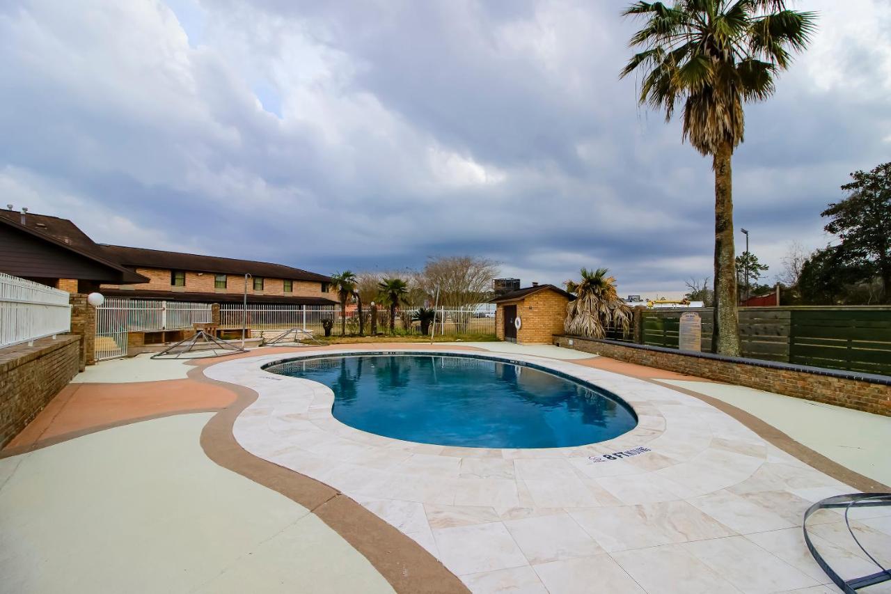 Oyo Pinewood Inn & Suites Silsbee Esterno foto