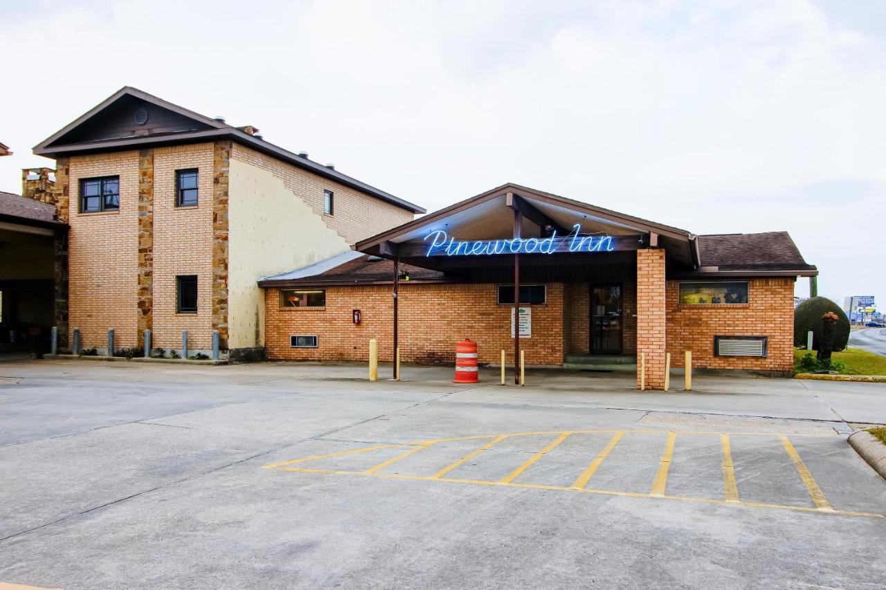 Oyo Pinewood Inn & Suites Silsbee Esterno foto