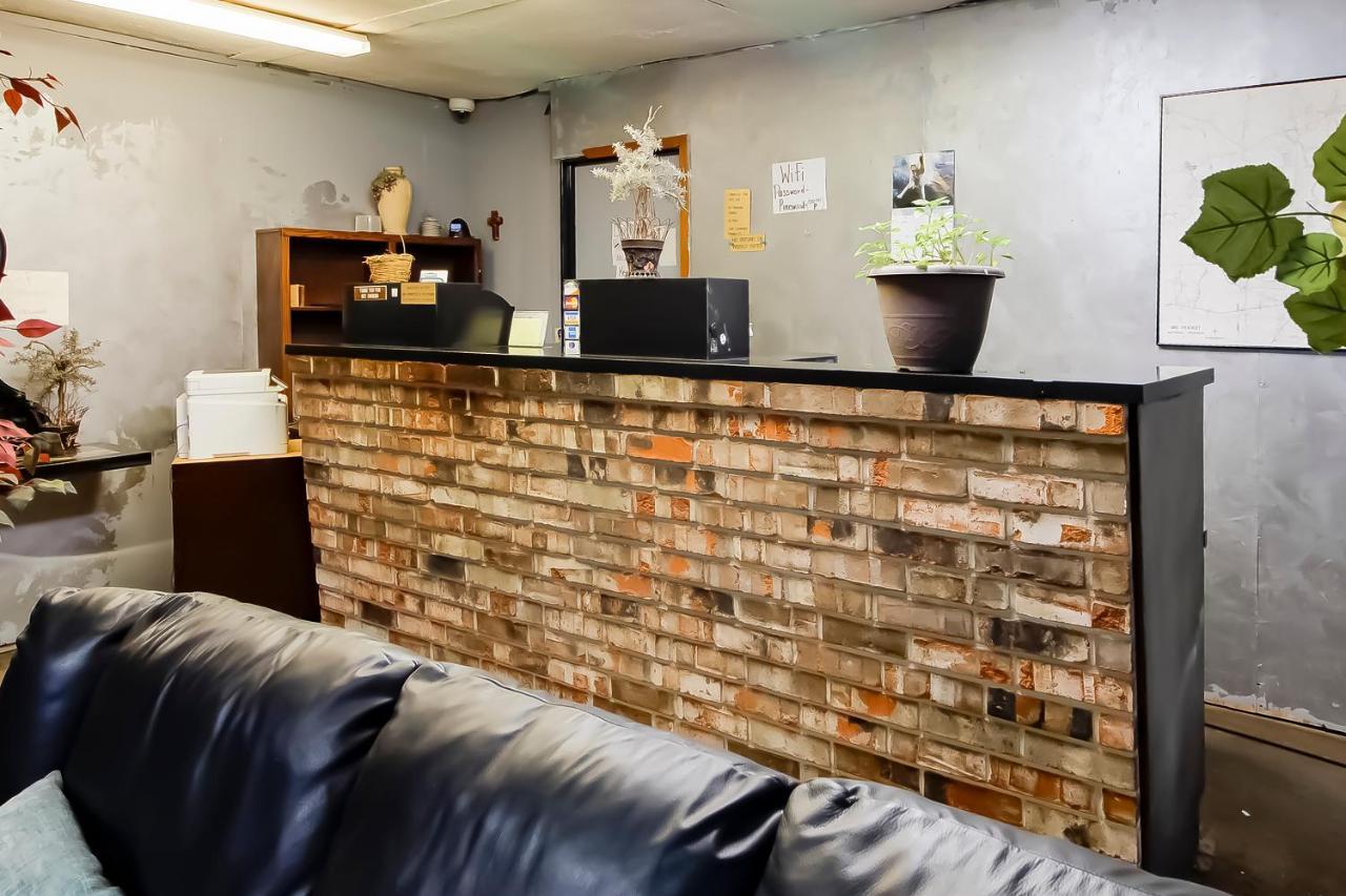 Oyo Pinewood Inn & Suites Silsbee Esterno foto