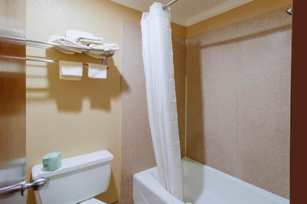 Oyo Pinewood Inn & Suites Silsbee Esterno foto