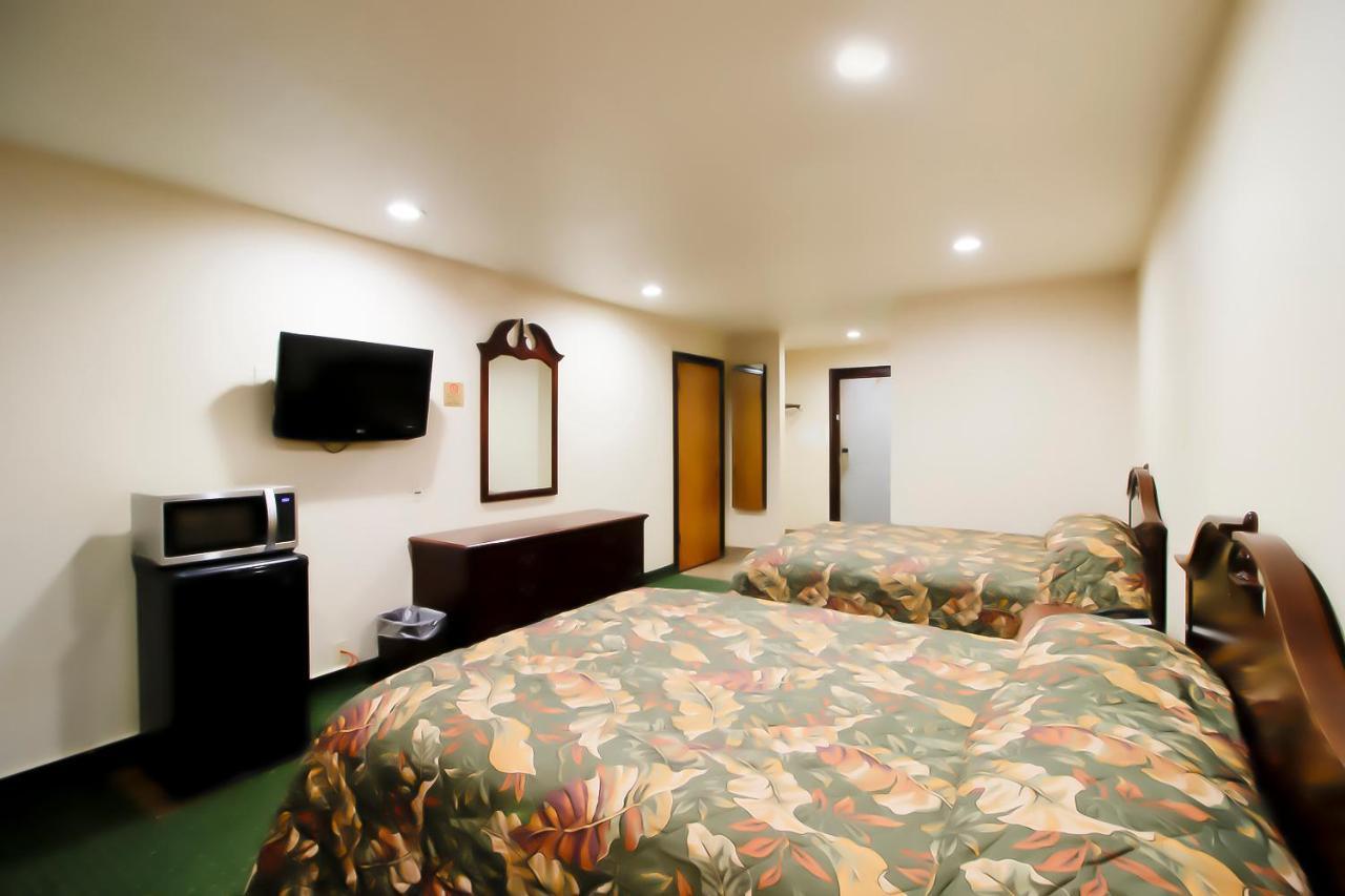 Oyo Pinewood Inn & Suites Silsbee Esterno foto
