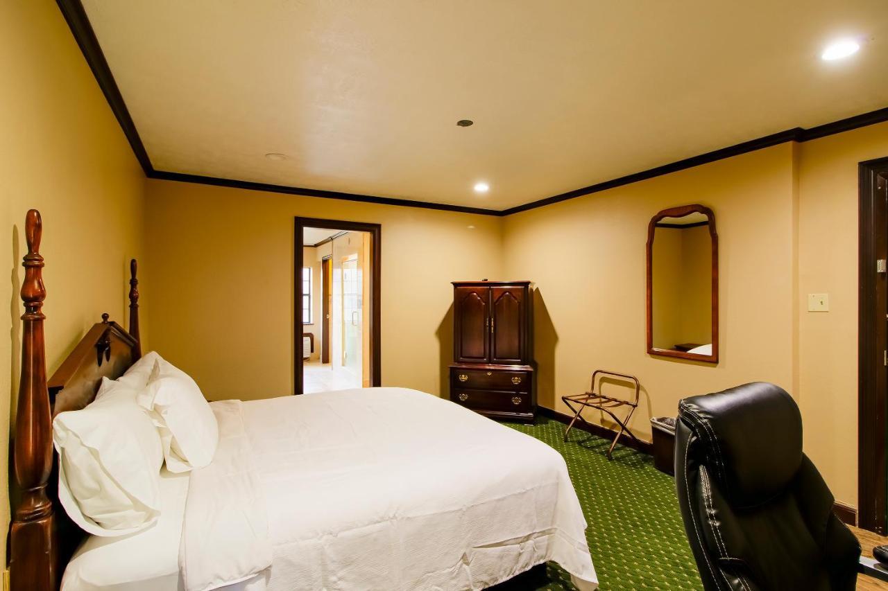 Oyo Pinewood Inn & Suites Silsbee Esterno foto