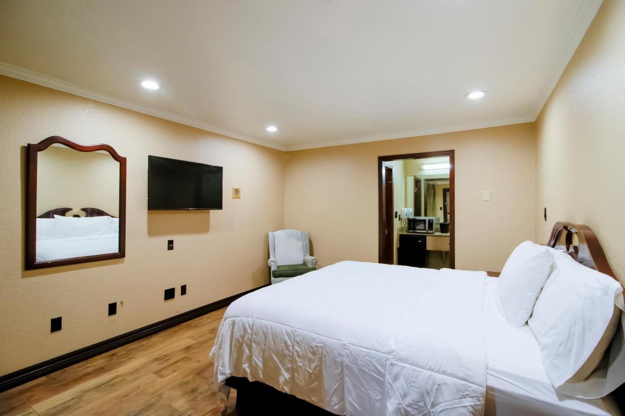 Oyo Pinewood Inn & Suites Silsbee Esterno foto