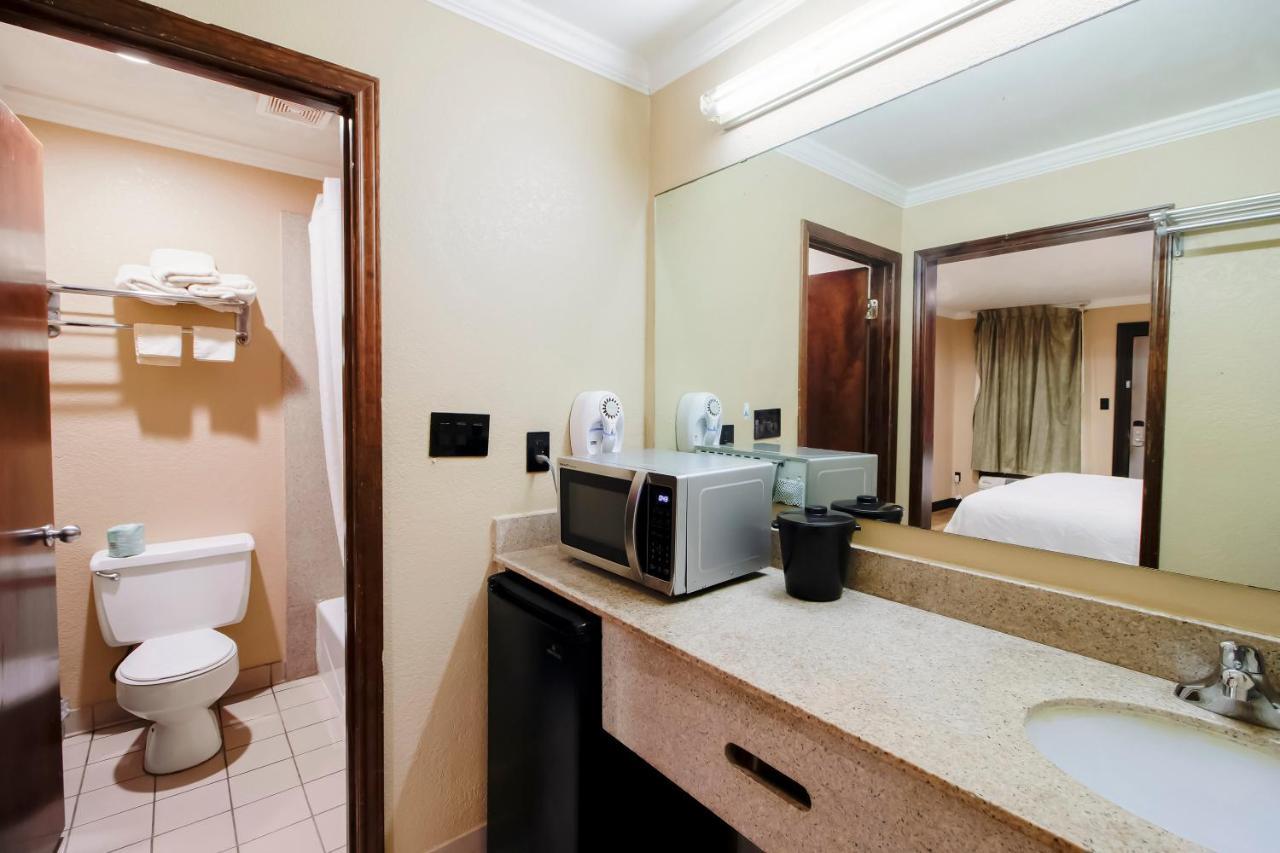 Oyo Pinewood Inn & Suites Silsbee Esterno foto