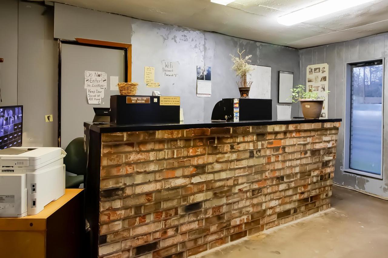 Oyo Pinewood Inn & Suites Silsbee Esterno foto