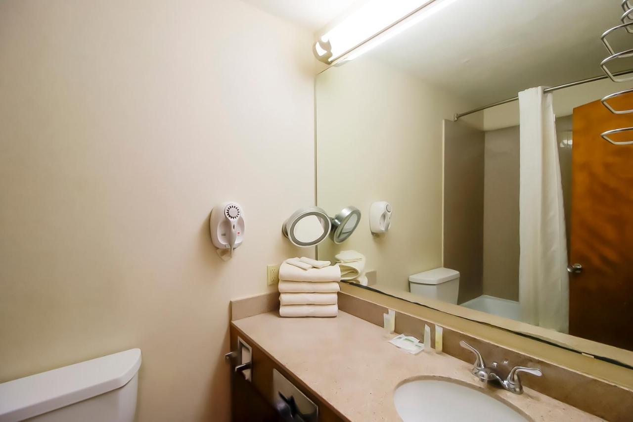 Oyo Pinewood Inn & Suites Silsbee Esterno foto