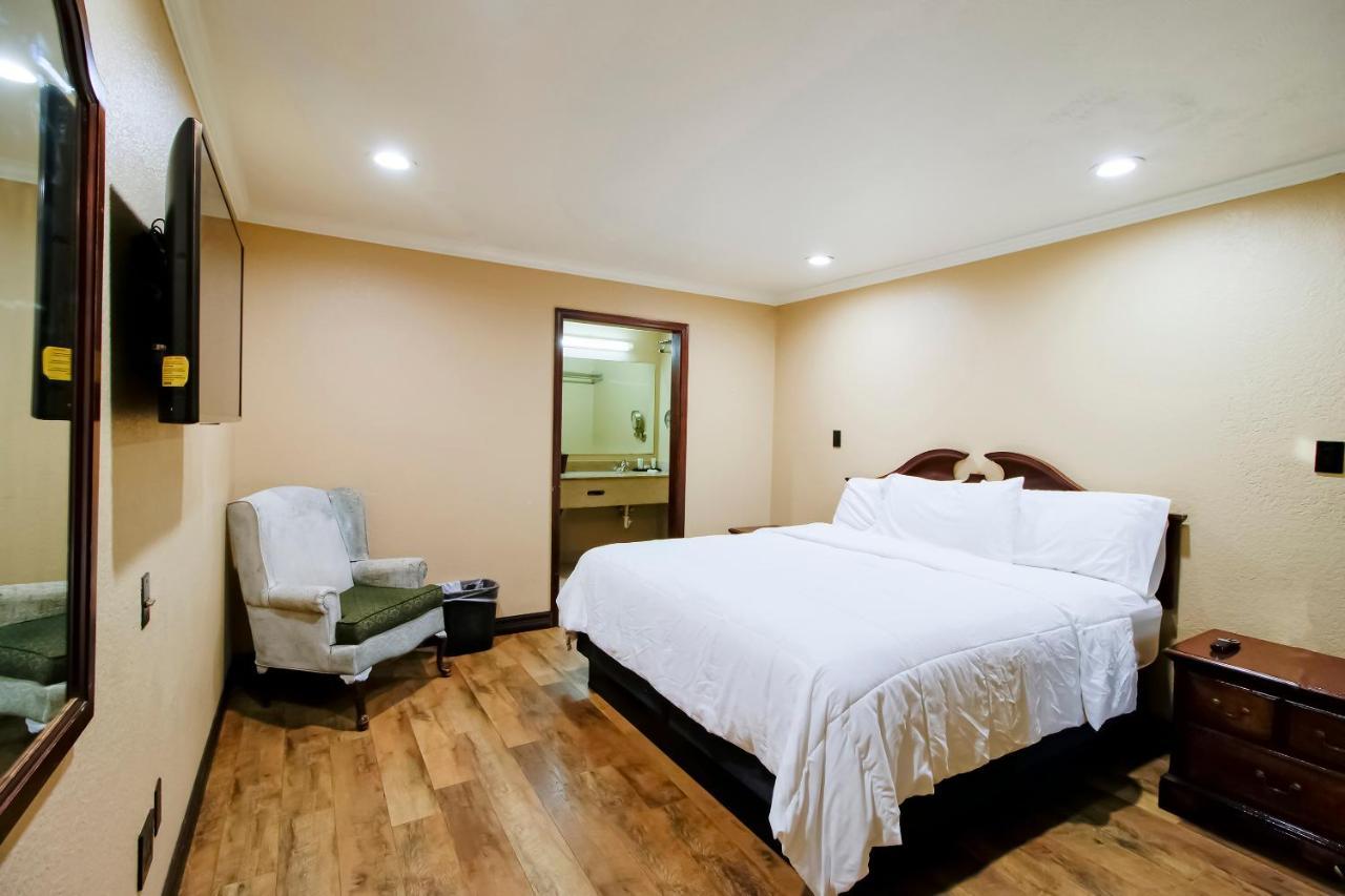 Oyo Pinewood Inn & Suites Silsbee Esterno foto