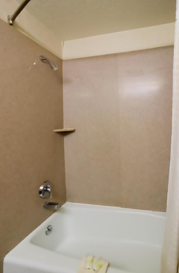 Oyo Pinewood Inn & Suites Silsbee Esterno foto