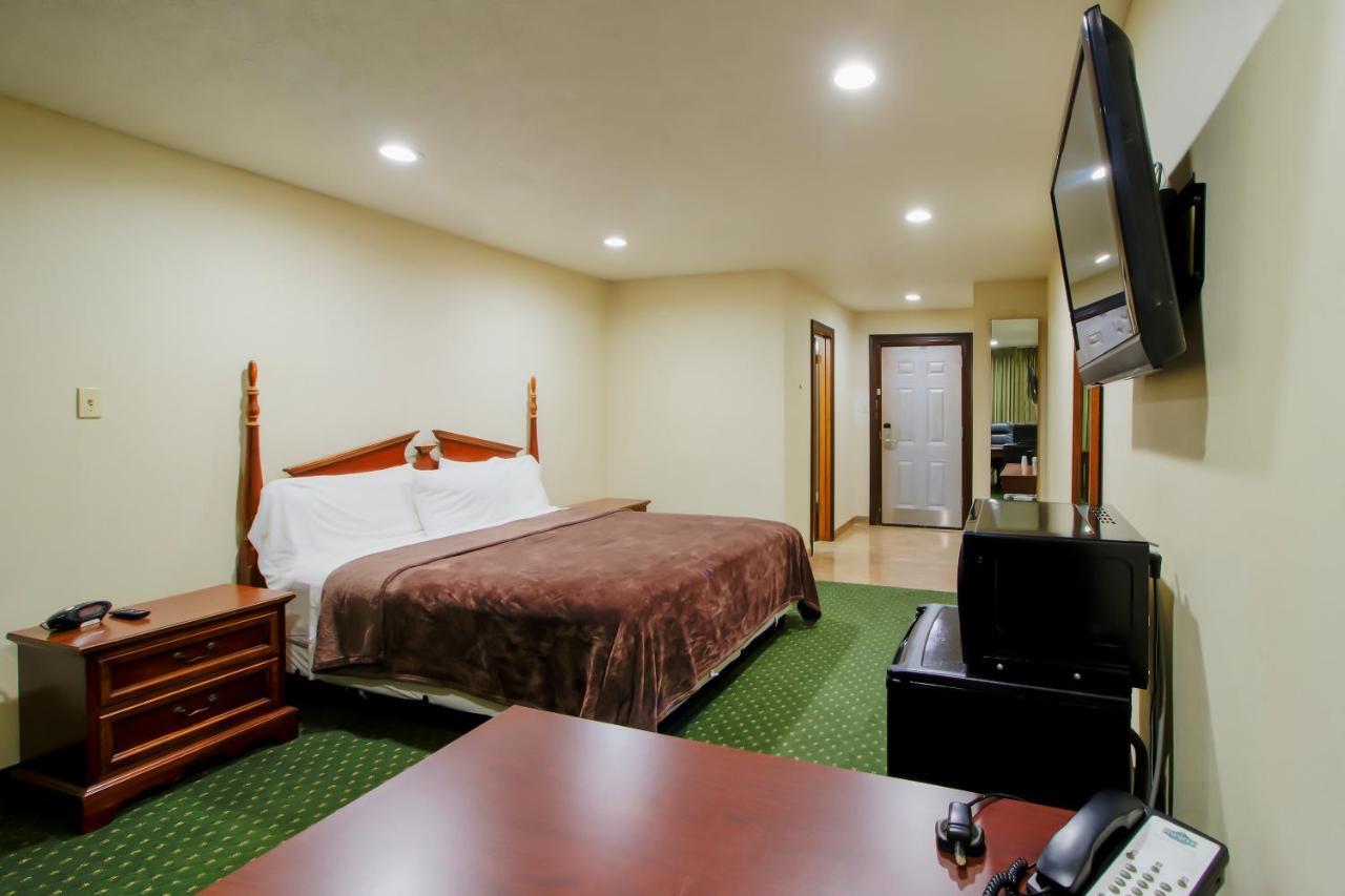 Oyo Pinewood Inn & Suites Silsbee Esterno foto