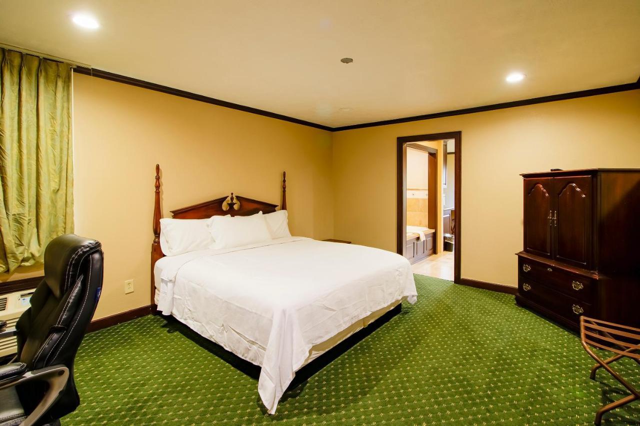 Oyo Pinewood Inn & Suites Silsbee Esterno foto