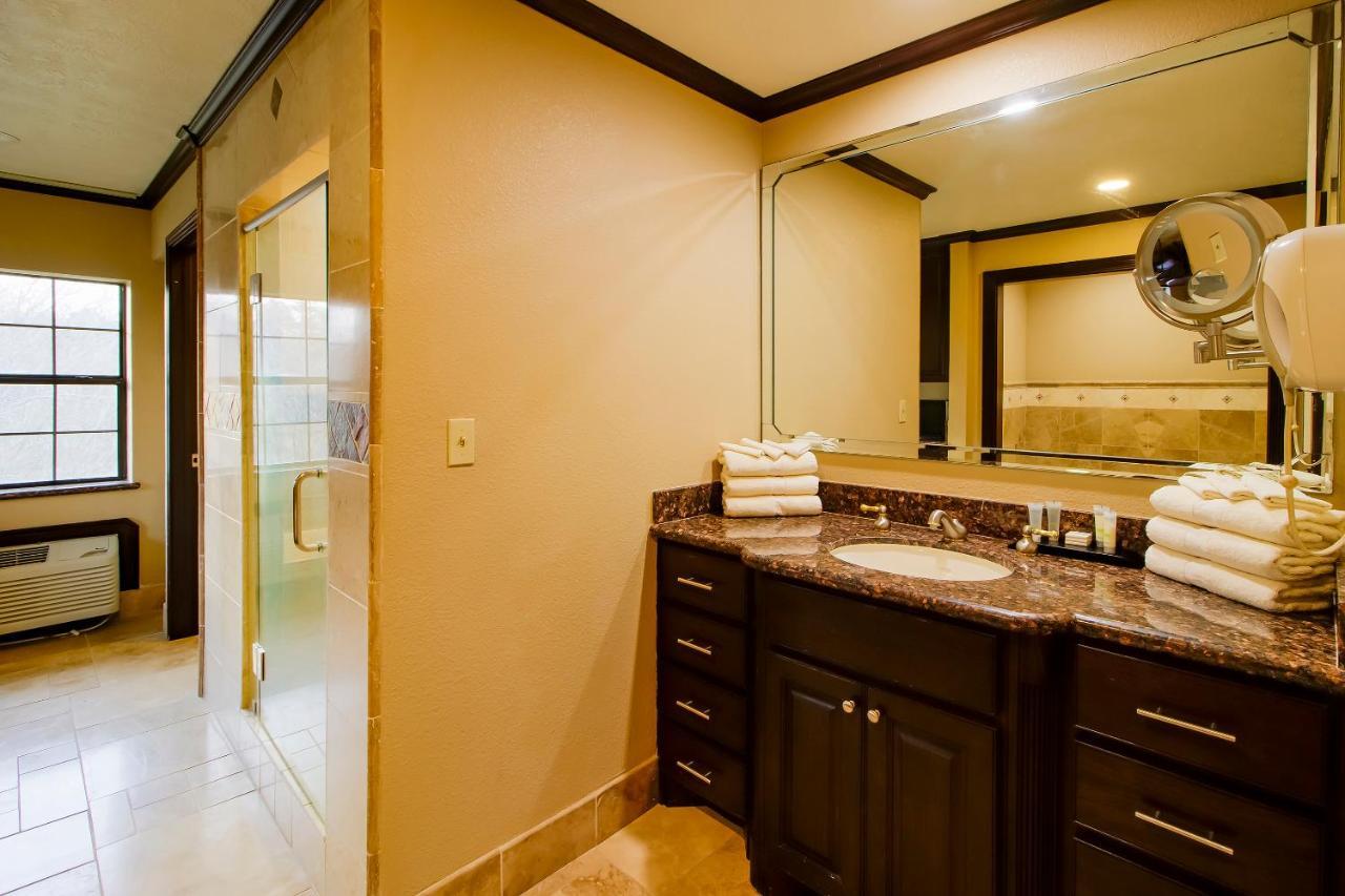 Oyo Pinewood Inn & Suites Silsbee Esterno foto