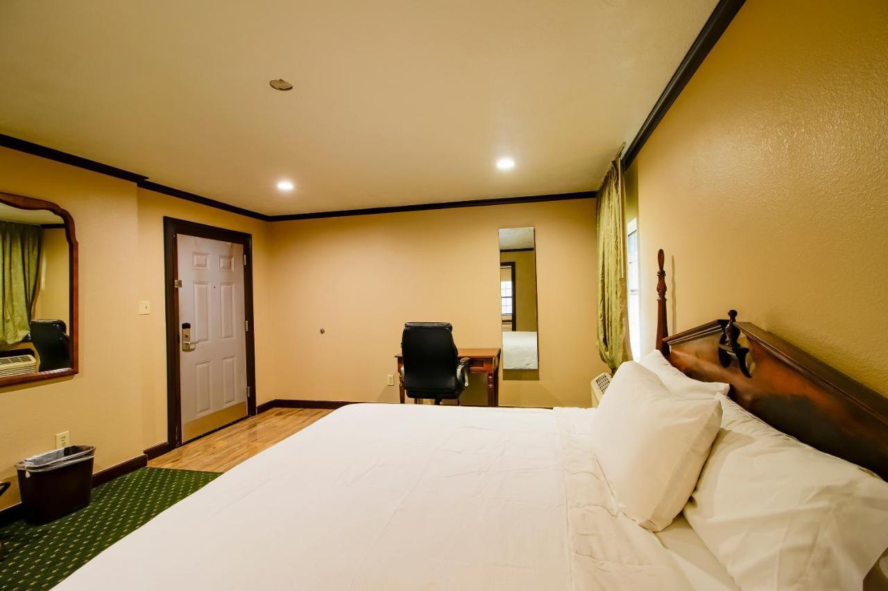 Oyo Pinewood Inn & Suites Silsbee Esterno foto