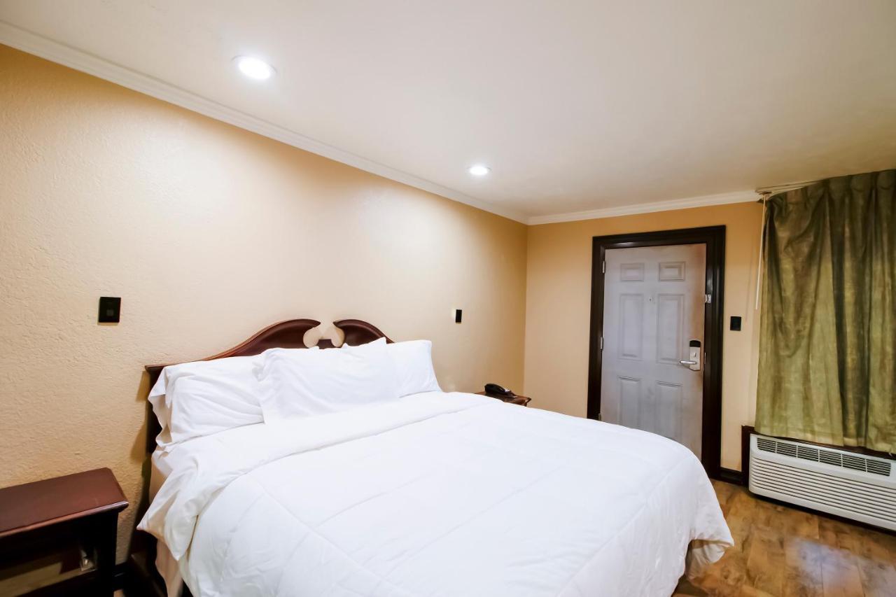Oyo Pinewood Inn & Suites Silsbee Esterno foto