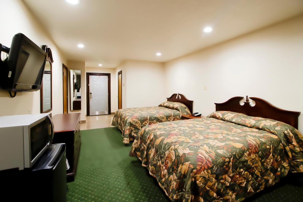 Oyo Pinewood Inn & Suites Silsbee Esterno foto