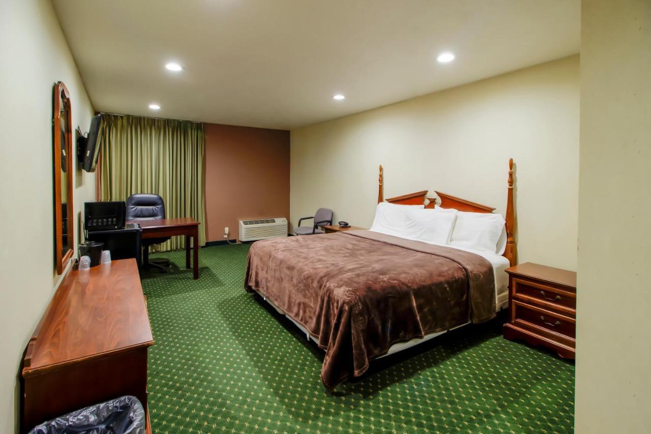 Oyo Pinewood Inn & Suites Silsbee Esterno foto