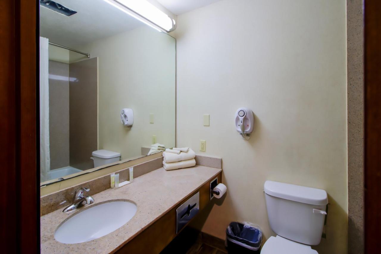 Oyo Pinewood Inn & Suites Silsbee Esterno foto
