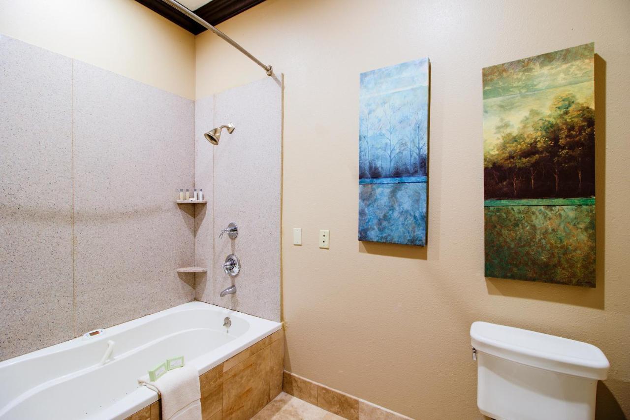 Oyo Pinewood Inn & Suites Silsbee Esterno foto