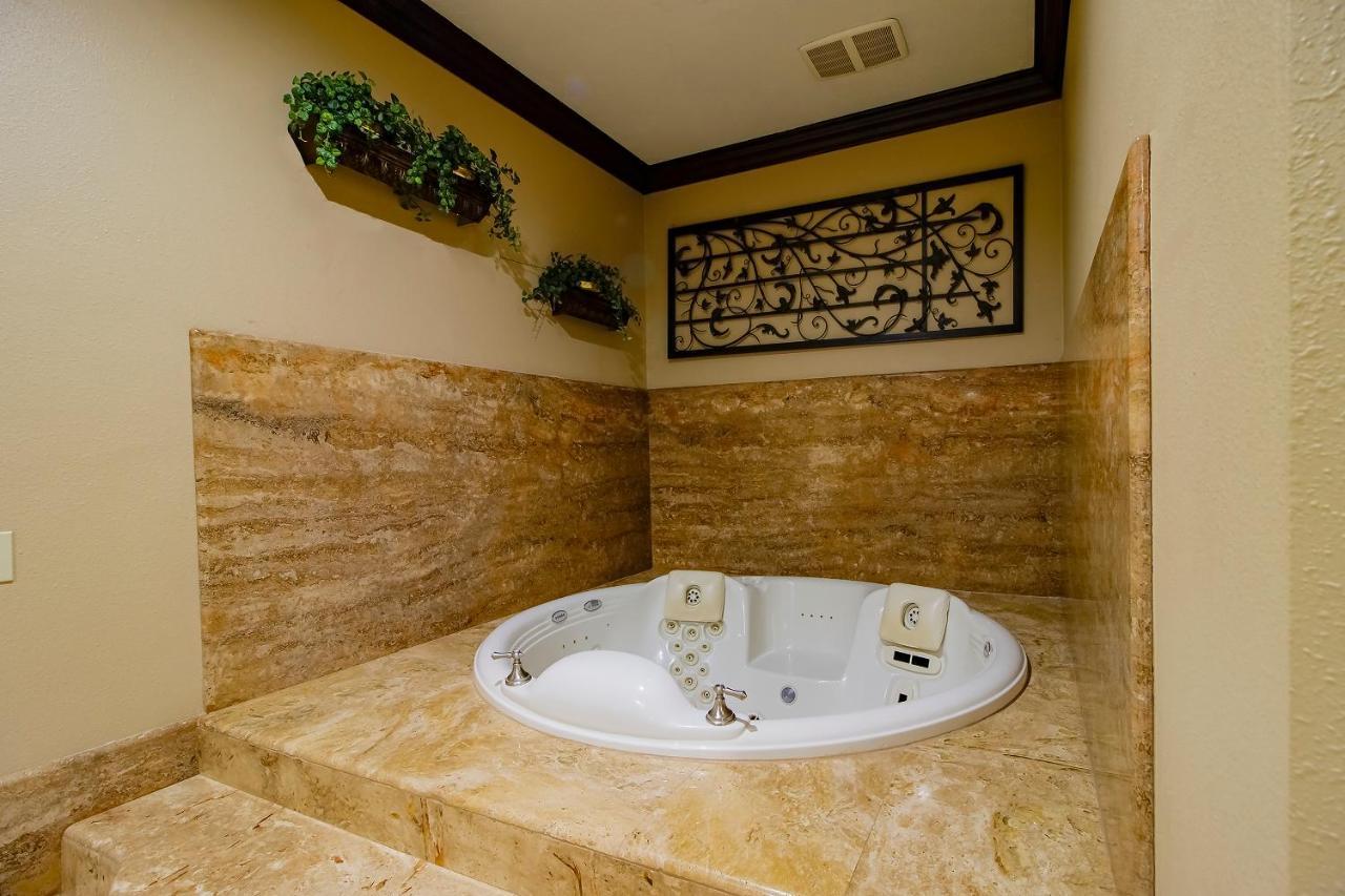 Oyo Pinewood Inn & Suites Silsbee Esterno foto