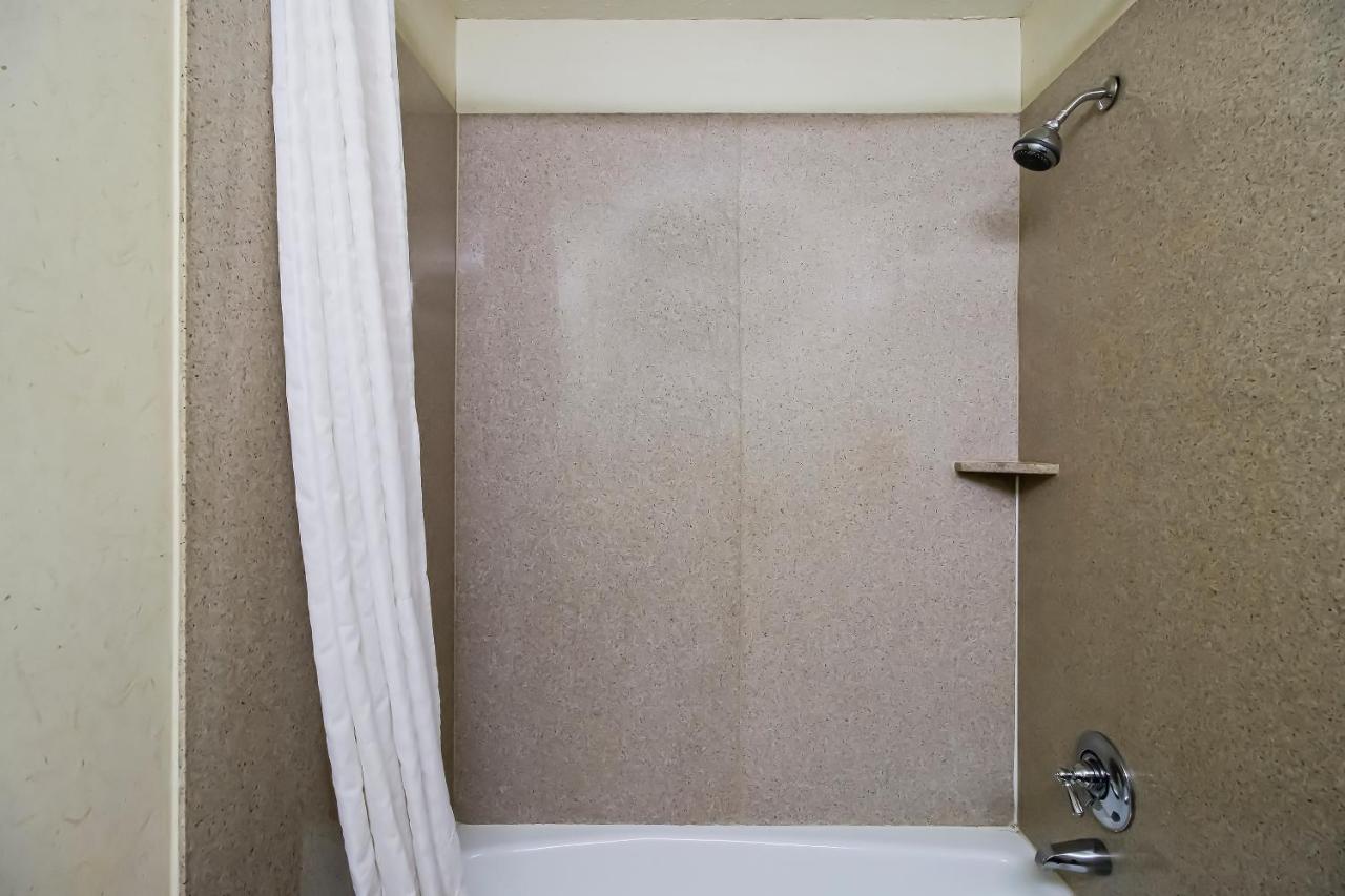 Oyo Pinewood Inn & Suites Silsbee Esterno foto