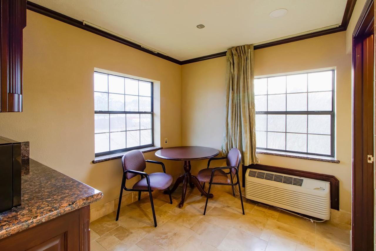 Oyo Pinewood Inn & Suites Silsbee Esterno foto
