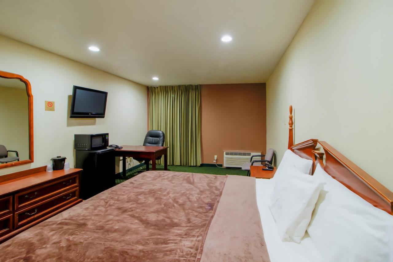 Oyo Pinewood Inn & Suites Silsbee Esterno foto