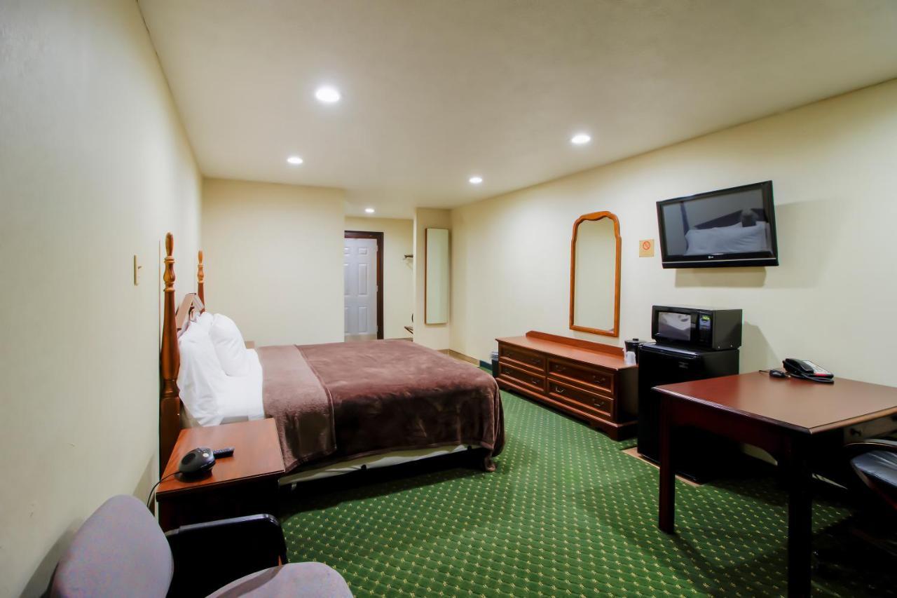 Oyo Pinewood Inn & Suites Silsbee Esterno foto